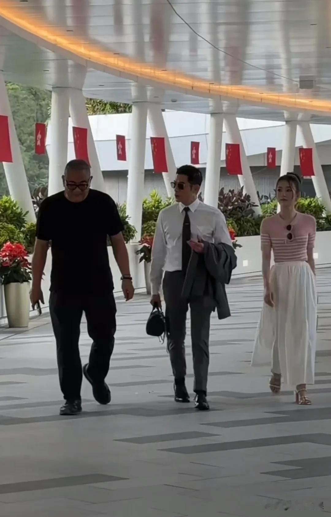 郭富城、方媛带着孩子和经纪人小美，一起出席马会的活动，走在郭富城身边方媛，抬头挺