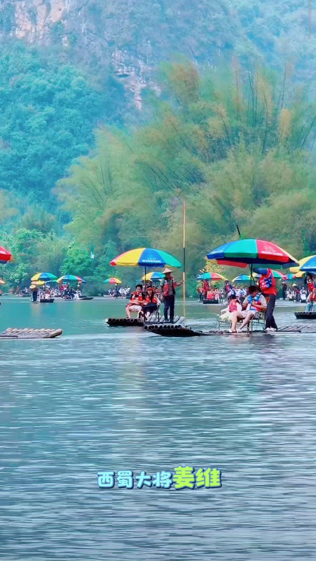🌿在桂林的山水间，仿佛闯入了水墨画卷的梦境。漓江的水清澈见底，两岸青山连绵，竹