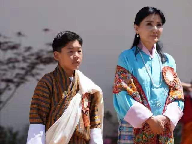 “正正得负”，在不丹太子爷身上具象化了！不丹国王和王后颜值、气质，那都是首屈一