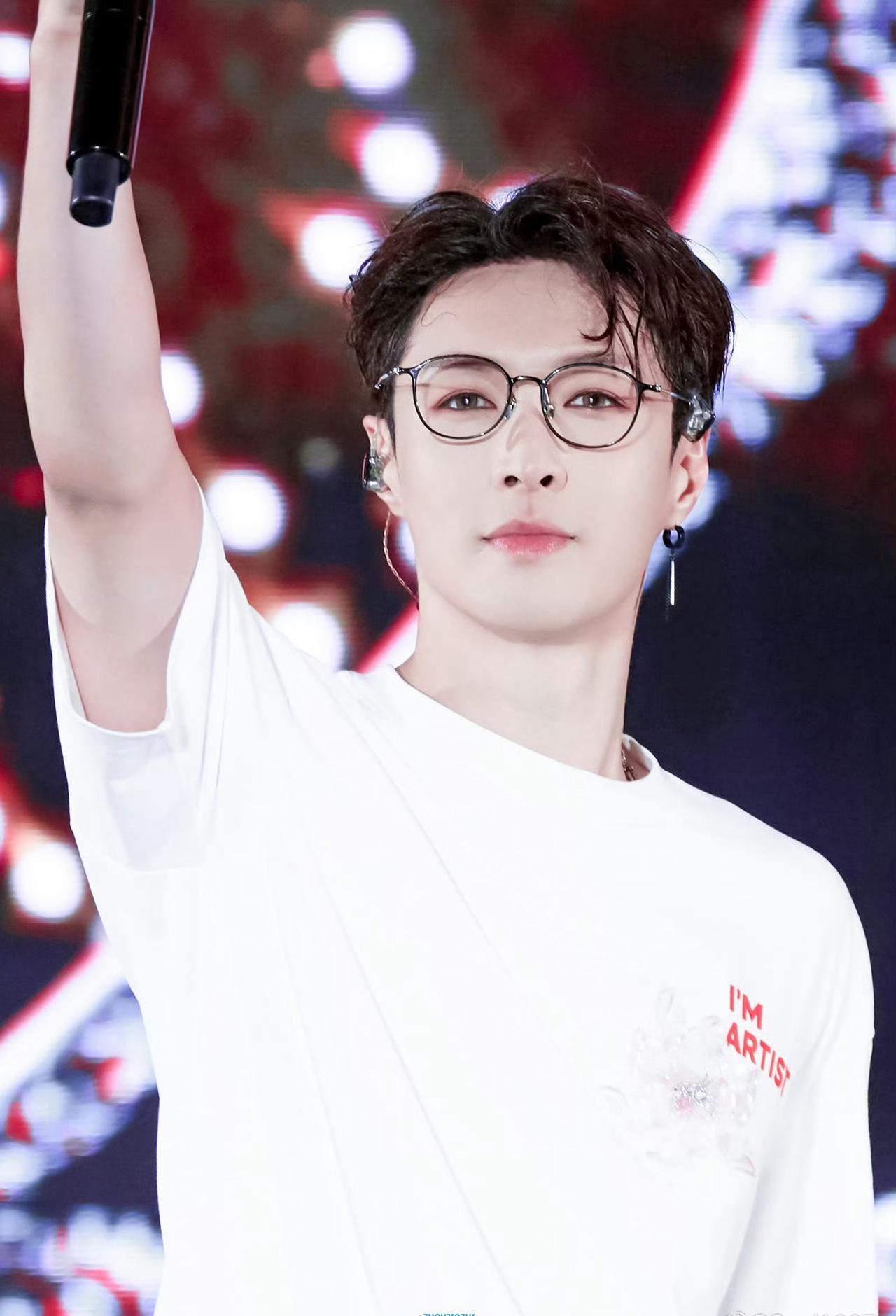 易易紫一句话，把“归国四子”全炸出来了！她爆料只有张艺兴不爱玩，另外仨都爱玩，