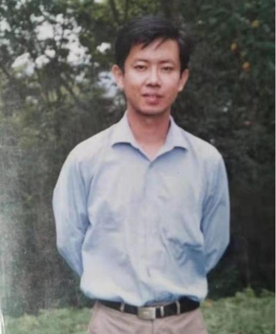 “我宁死也不道歉！”2019年一名乡镇执教19年的优秀教师，在亲吻过自己的一双儿