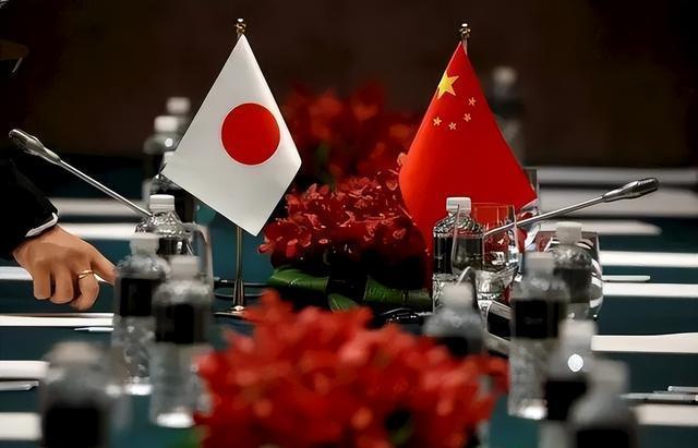 中日舆论对呛背后的清醒认知：骂战不是主旋律，发展才是硬道理2025年，中日舆论