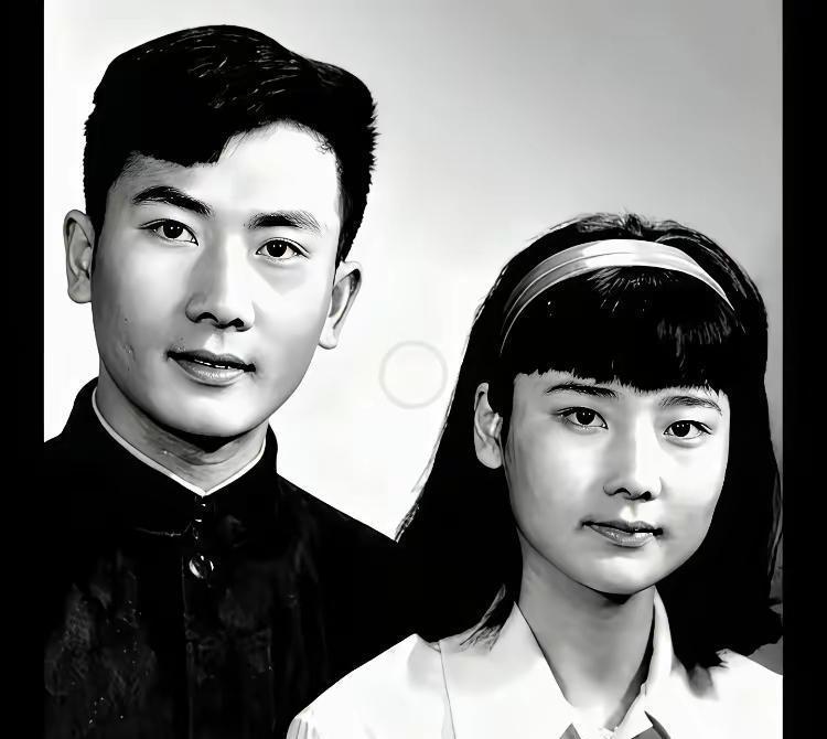 何赛飞的美，是她爸的。她眉眼间那股刀锋般的古典神韵，和父亲一个模子刻出来的。