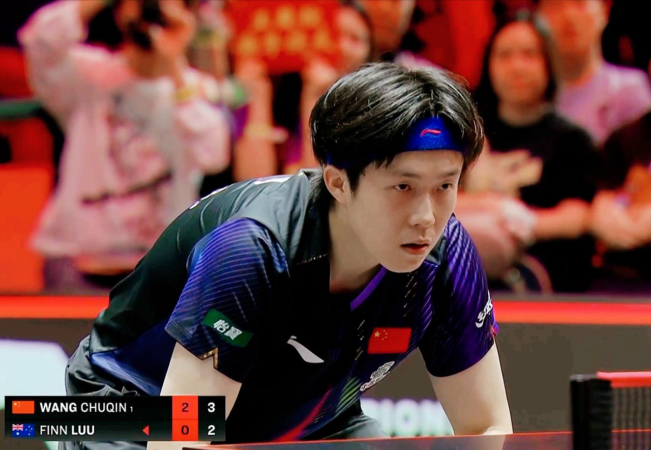 王楚钦被裁判误判生了气，狂轰芦苇第一局王楚钦11;2轻松拿下第二局王