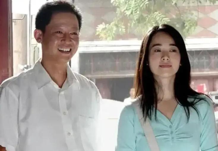 有次，王志文跟江珊拍完戏坐下来喝了几杯，王志文趁着酒兴随口问道：“你说咱俩在戏里