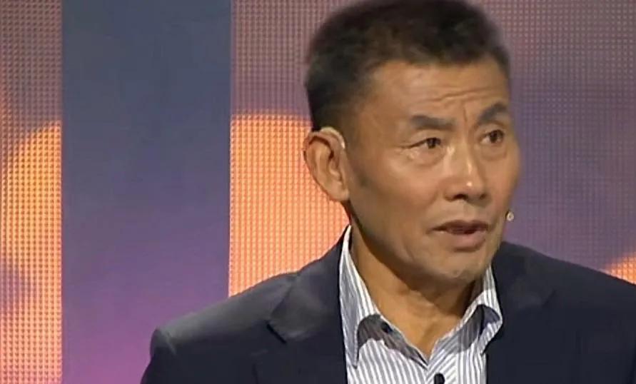 2000年，黑龙江1男孩走投无路，找到校长跪着哀求，求你资助我上学吧？没