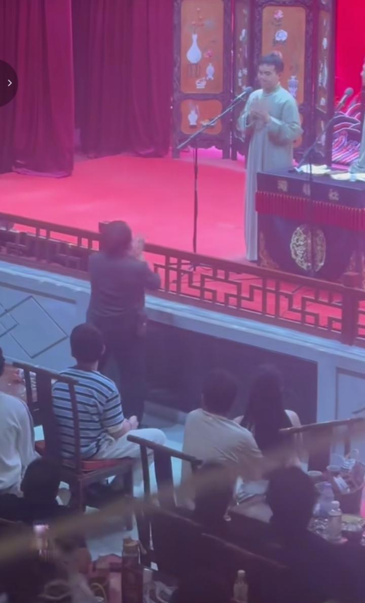 哈哈，“你说一段郭德纲的贯口！”尚筱菊天津德云社演出，台下观众从后面走到台前砸挂