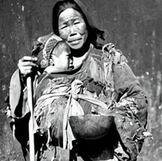 1939年，一位妇女为躲避国民党追击，抱着9个月大的婴儿在树林里狂奔。眼看敌人就