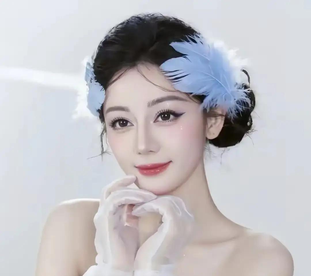 她连口红颜色都不敢大声说。片场花絮里，她对着镜子小声嘀咕了两遍“口红是不是太红