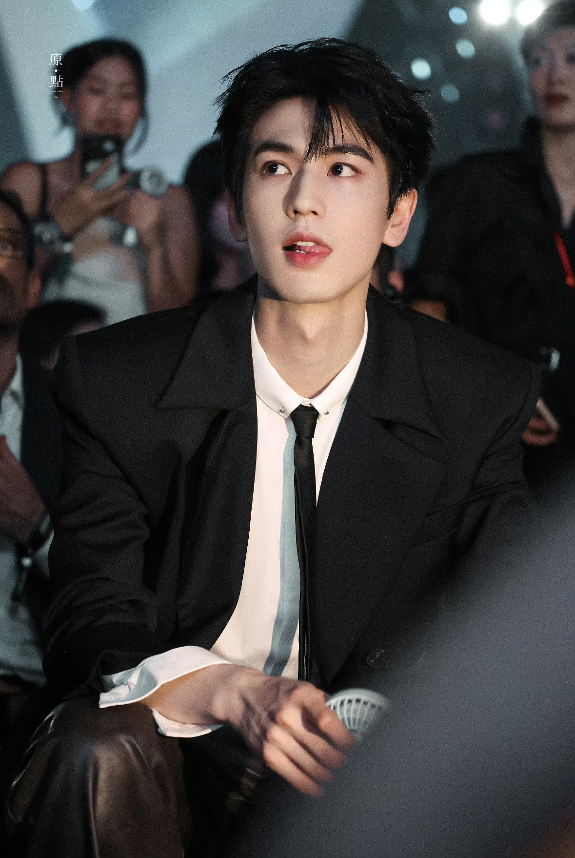 谁不想捡个张凌赫回家我要捡回家，天杀的，谁不想捡张凌赫回家，发个定位好吗，马上到