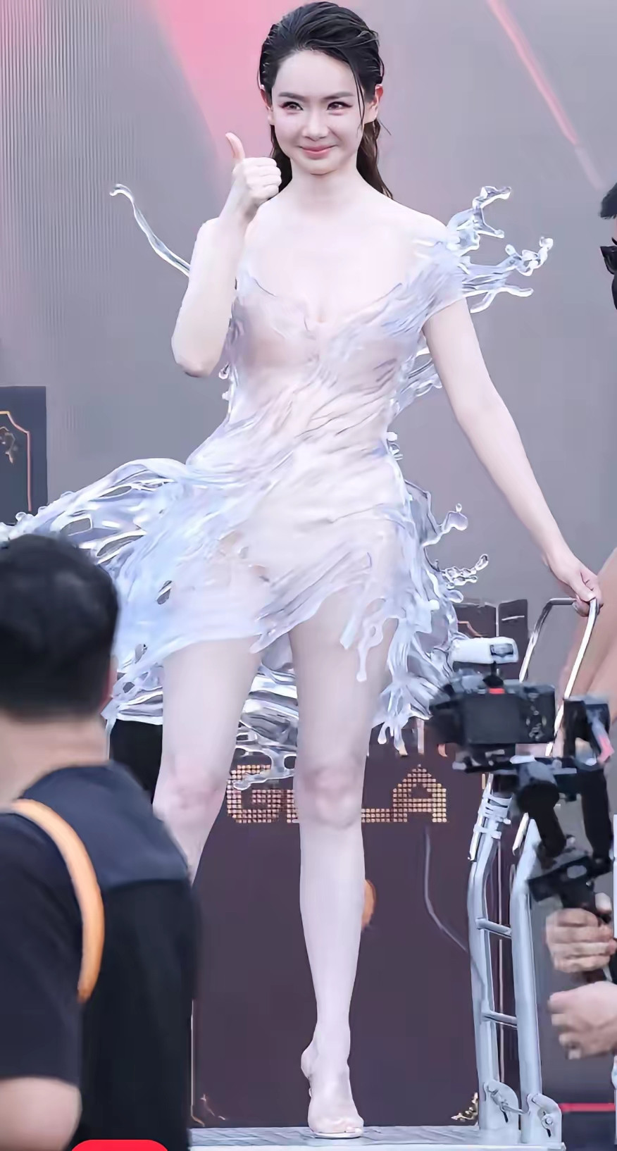 谁懂啊！戚薇红毯一出来，像刚洗完澡没擦干就上台了😂头发贴脑门，裙子像一盆水“哗”地泼身上，水珠水浪