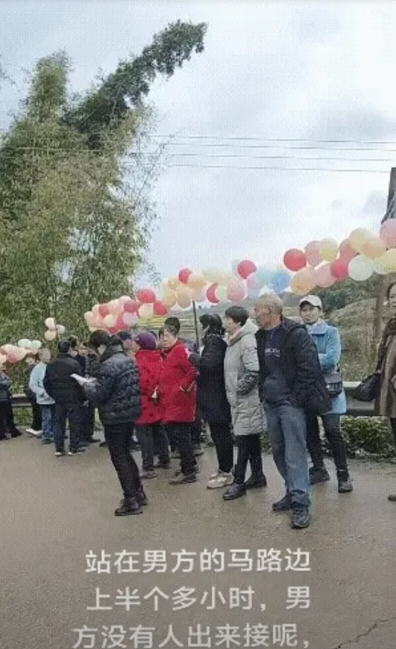 百人送亲团被晾在路边半小时！四川某婚礼现场上演尴尬一幕——寒冬腊月里，女方浩浩