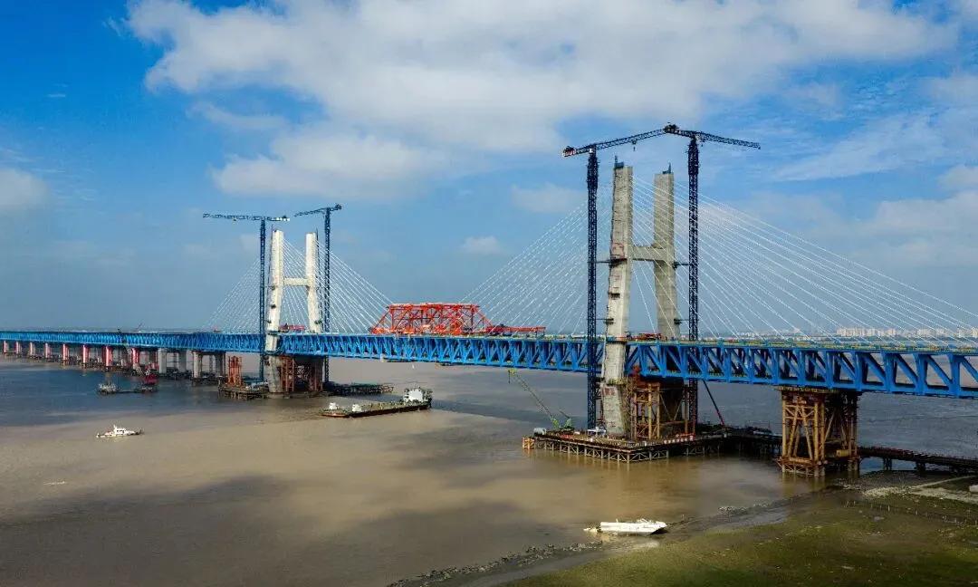 长江入海口架起世界级钢铁长龙崇启公铁长江大桥主桥圆满合龙2026年6月9