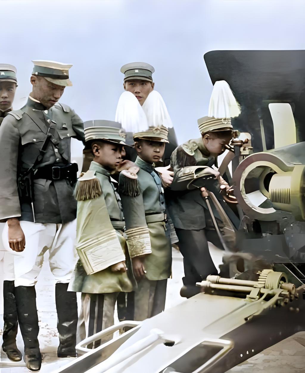这张摄于1927年的老照片，将北洋军阀时代奉系家族的军事传承的片段，鲜活定格。画