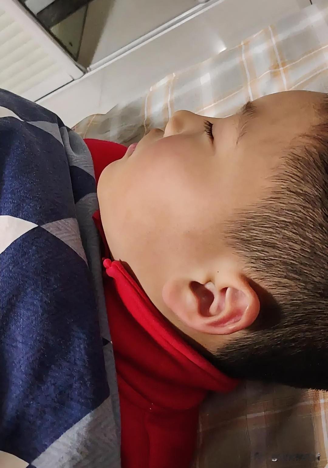 昨天下午放学后，儿子吃完饭开始写作业，写着写着喊我：“爸爸，我好困”，我看着他不