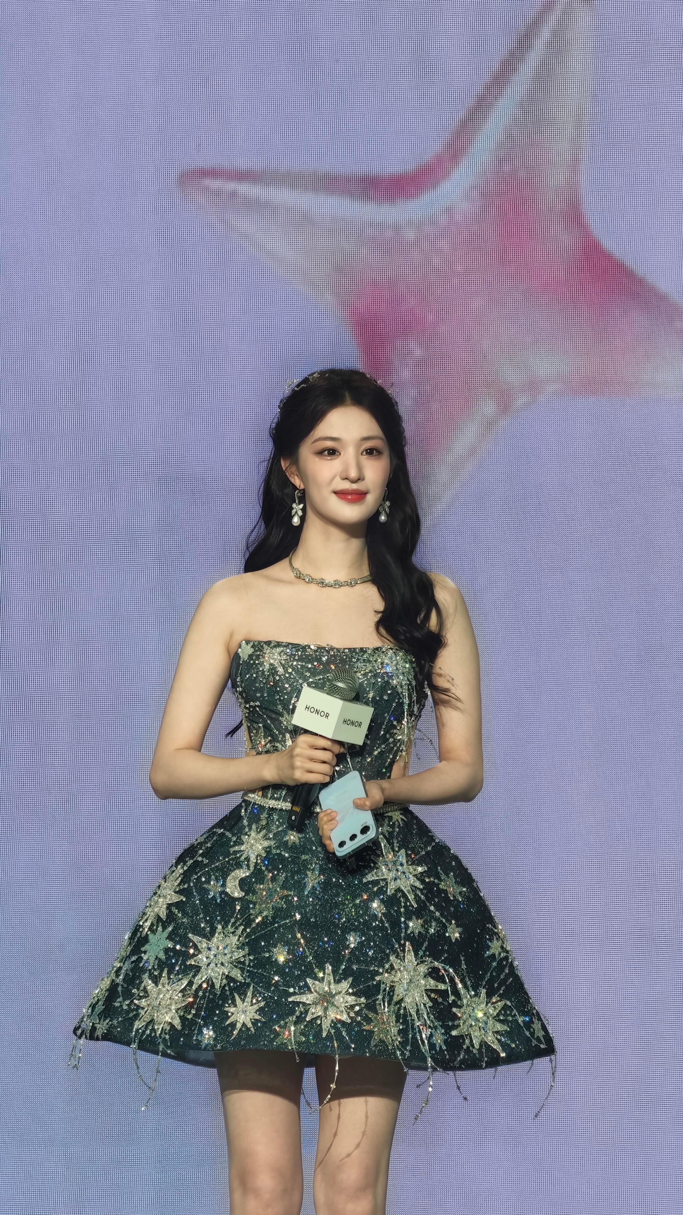 王楚然在长焦下依然好美荣耀600发布会现场生图📷