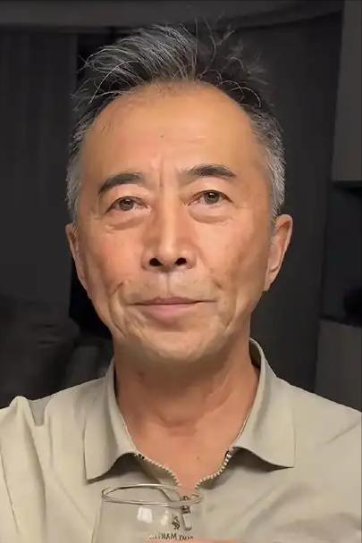 曾是著名老戏骨，两任前妻都是小娇妻，如今老来得子单身独居北京  在