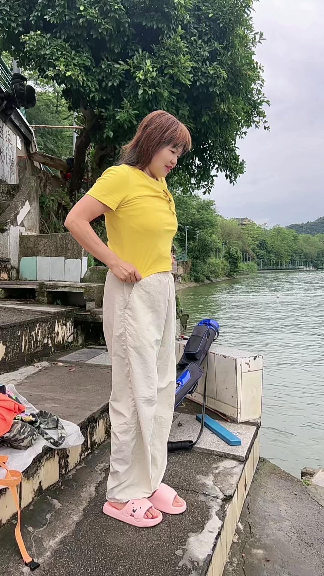 不负好春光🏊‍♀️。🌿五月风轻，春光正好，正是春泳的好时节。换上...