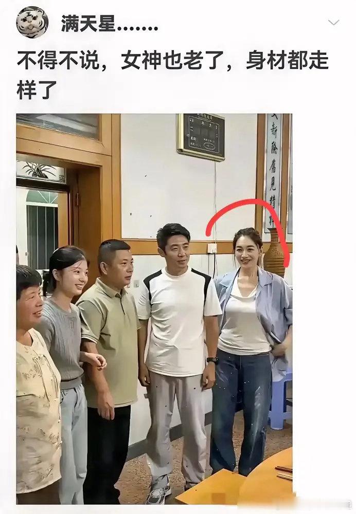 50岁李小冉无滤镜生图被嘲像大婶，我差点就信了，直到看见她自己发的原图。高清镜