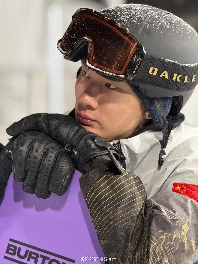 为苏翊鸣加油苏翊鸣分享米兰冬奥村，2月8日的男子单板滑雪大跳台决赛，他将作为卫
