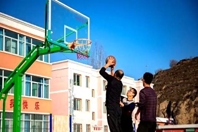 初中女生在外开房！家长找到老师，责问是怎么管理的？这就是当下的社会缩影：家庭、