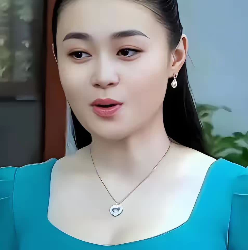 关婷娜单身到42，不是没人追，而是门槛藏得深。42岁的关婷娜，颜值身段没