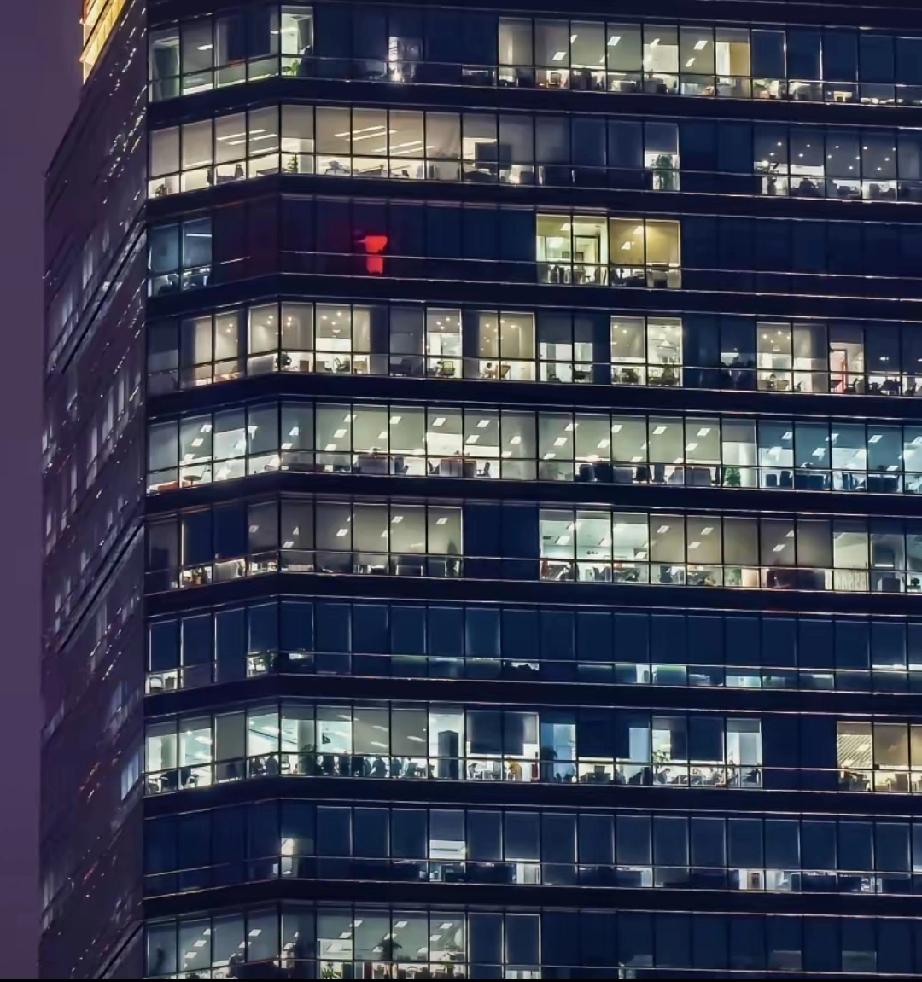 信号不一般，最近不少央国企的朋友都在吐槽，单位突然开始严抓考勤，指纹、刷脸、定位