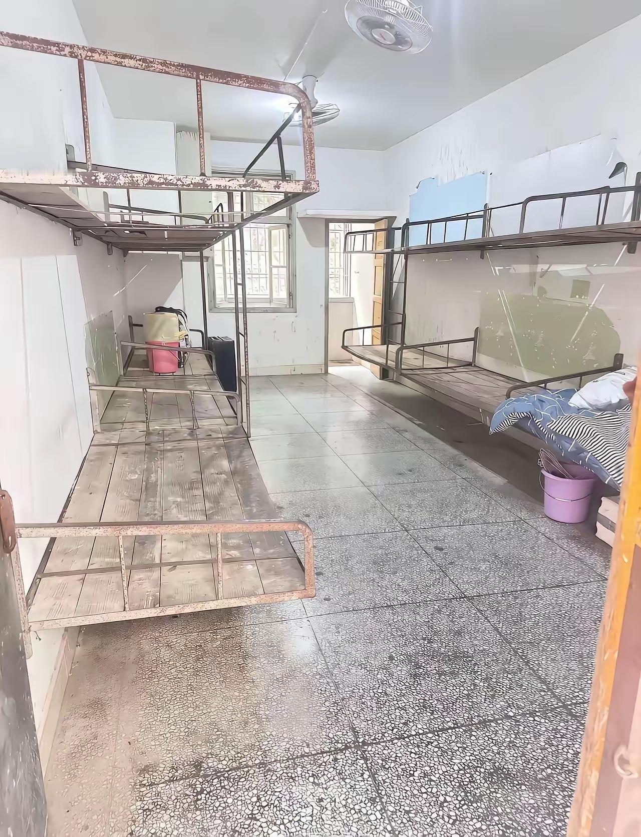 这种住宿条件是学校差钱的事吗！一看这条件心凉半截，买点自喷漆把床架喷一下不费劲吧