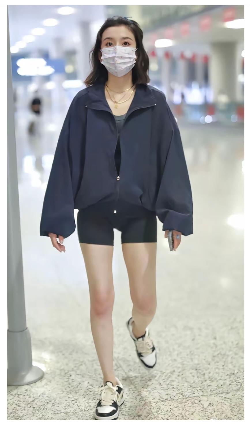 宋祖儿，一看这走路姿势，就知道是外八字。