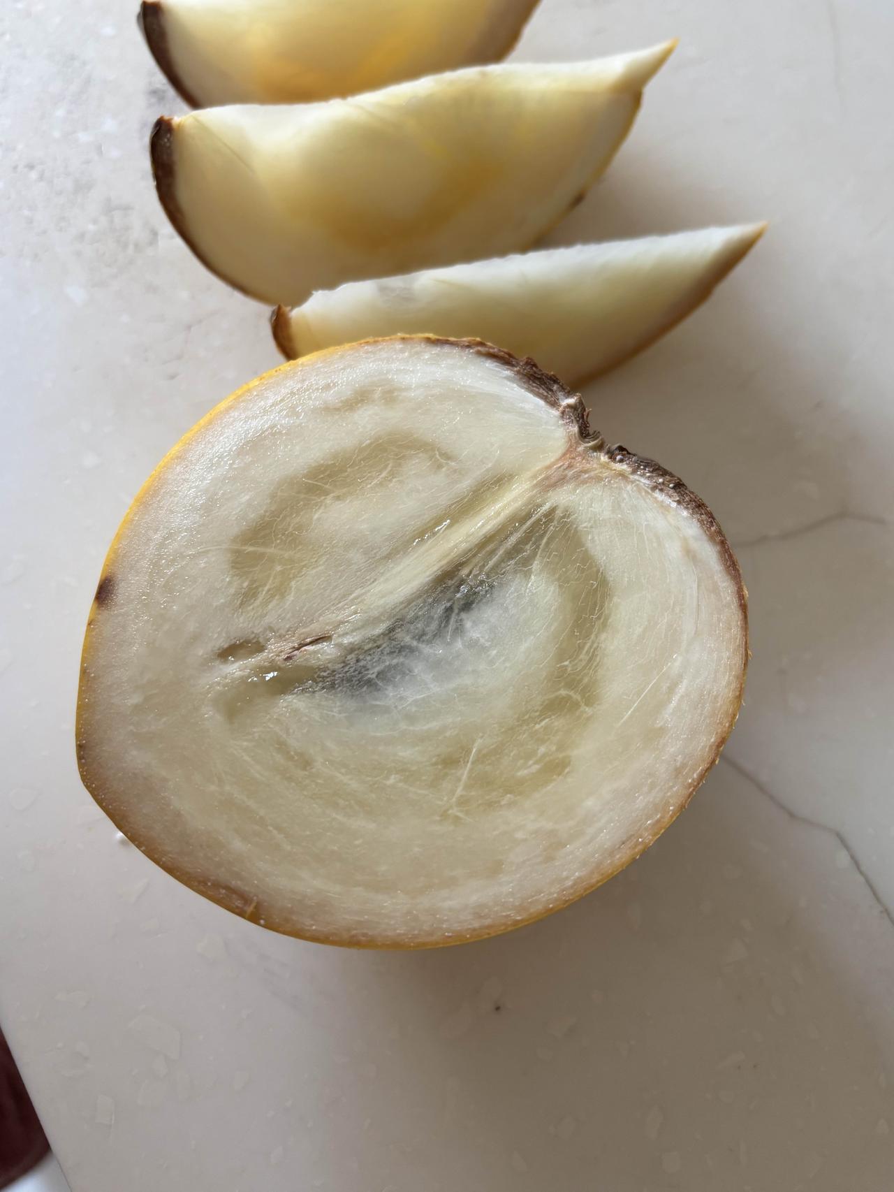 请问南方的朋友，这是什么水果？朋友去南方出差，给我带了两个没见过的水果。一个