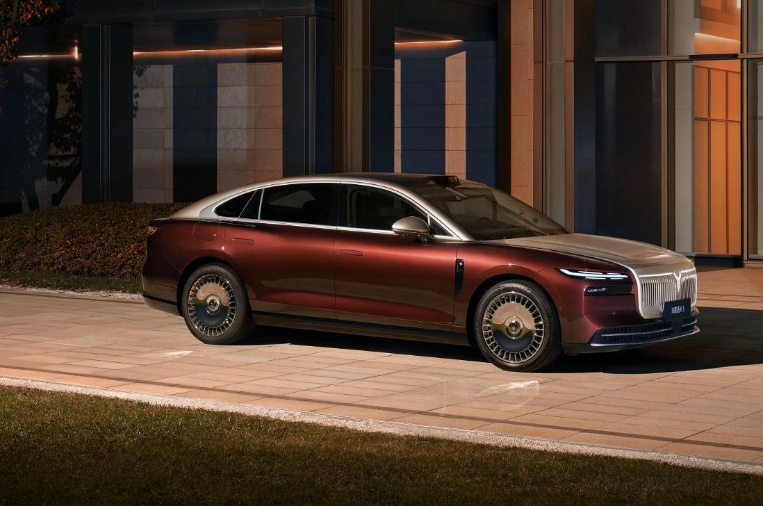 岚图追光L正式上市，总结一下这台车的信息点：1、推出2个配置版型，指导价为27