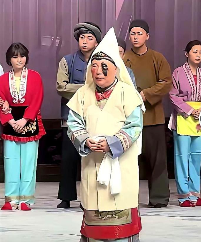 郭德纲后期也不知道是怎么了，老是莫名其妙地扮丑，感觉像走火入魔了一样！总觉得这是