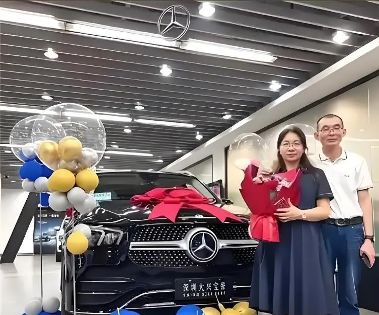 现在谢浩男回到深圳，与爸爸谢岳在一起，镜头里后妈郑琴再也没有出现过。网络上爆料