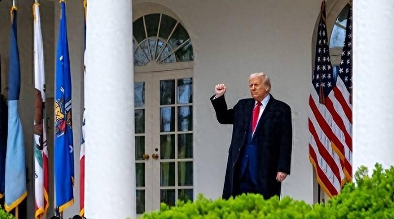 没能让中国妥协，36万亿美债填不上，特朗普决定“弄死”大债主！美国欠了36万亿美