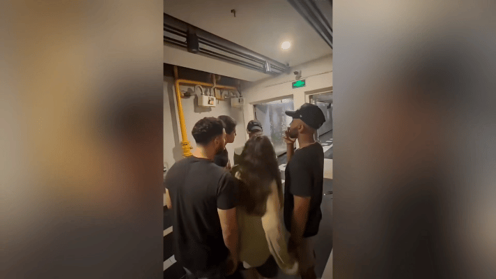 这几个老外也太敢了！在中国的地盘上对中国人说不敬的话，还好被新疆小伙当场怼回去—