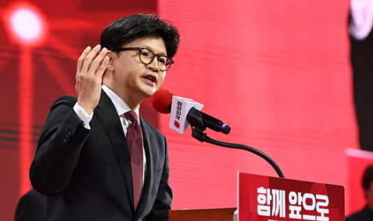 韩国国民力量党前代表韩东勋宣布不参加下届党代表选举，令政界颇感意外。这位曾在总统