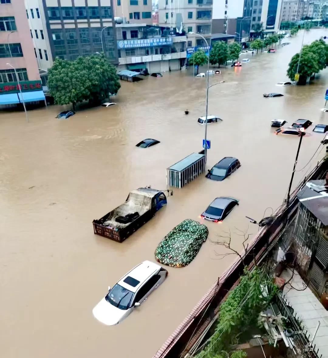 广东这两天雨下的有点大，还下个不停。以往这种情况比较少见，一般大雨都是急雨，下
