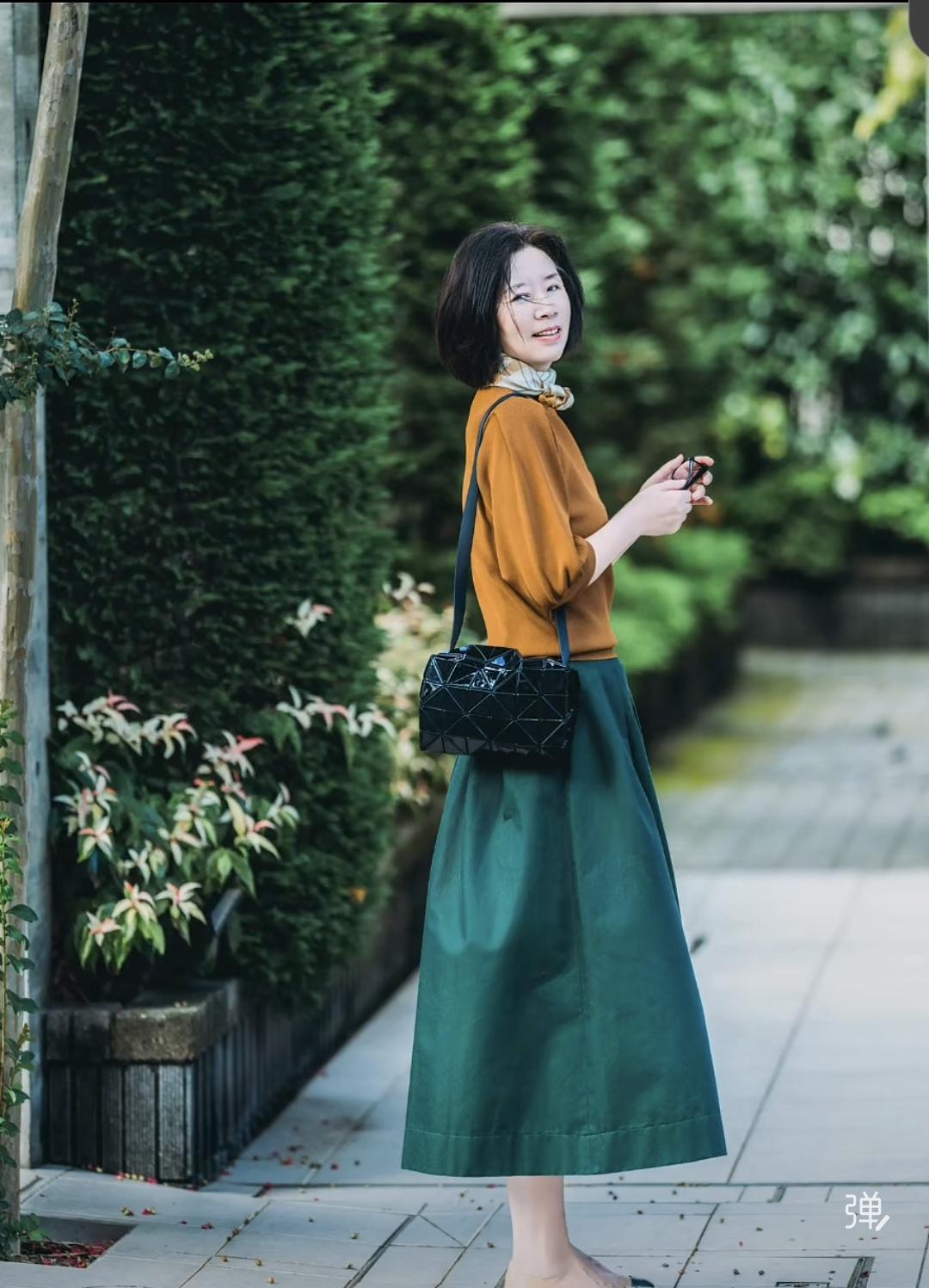天呐！今天我才得知她曾经是小三上位。看到他们夫妻俩手牵手散步、游玩、吃饭，我还以