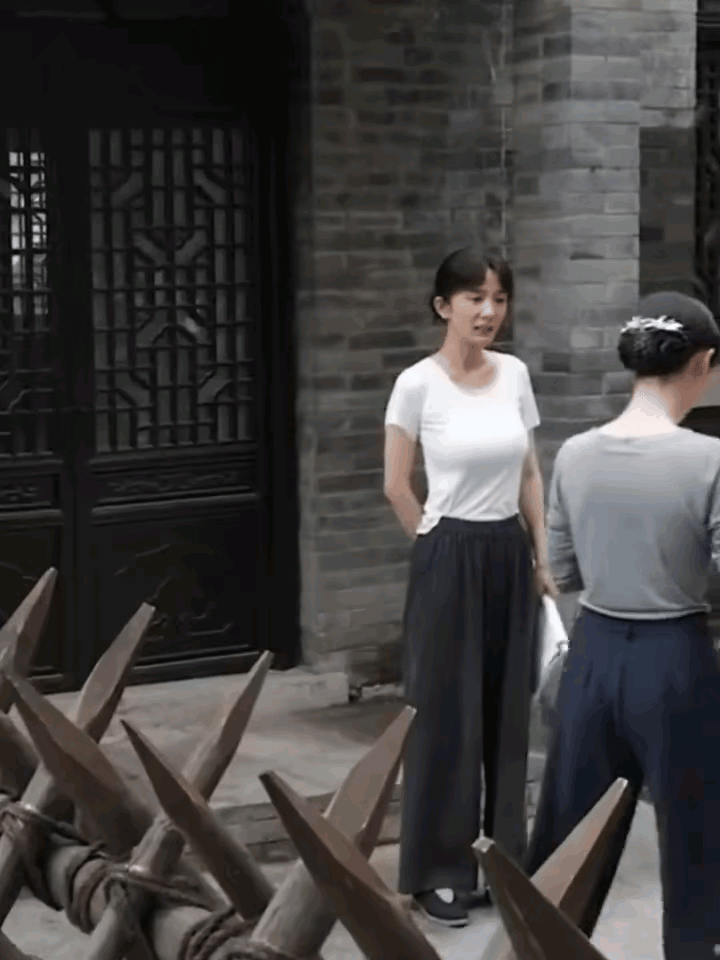杨幂拍戏间隙都不忘做八段锦，难怪身材能保持的这么完美！​​​