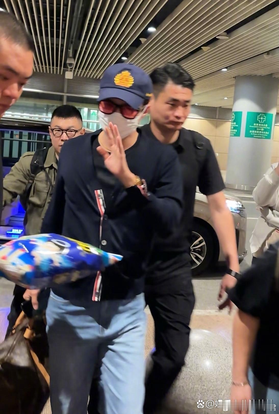 吴世勋婉拒浪味仙我不行了吴世勋北京送机怎么还有人给他递浪味仙。世勋哥：婉拒了￼