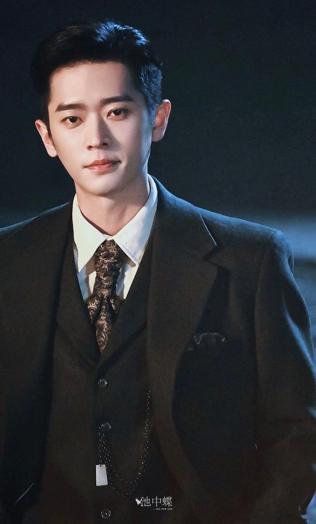 丞磊民国装vs现代装vs古装三种风格全hold住！古装冷冽多变，民国装骁勇善战