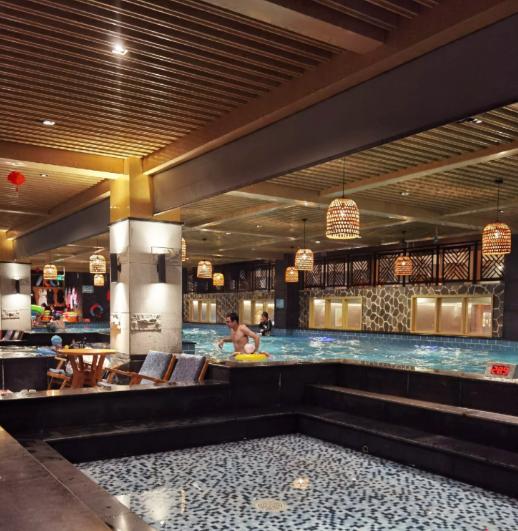 11月28日报道，云南昆明，女子带90多岁的父亲到温泉洗浴中心泡澡，买票前，女子