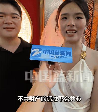 "太痴情了！"杭州，七夕节这天，一对小情侣结婚登记，男方为了表达自己的爱是真诚的