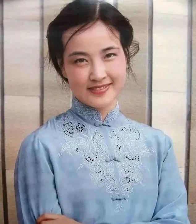 两位并驾齐驱的影坛女神，只能远观不能近看了，这两张老美女的照片，是给人偷拍未修图