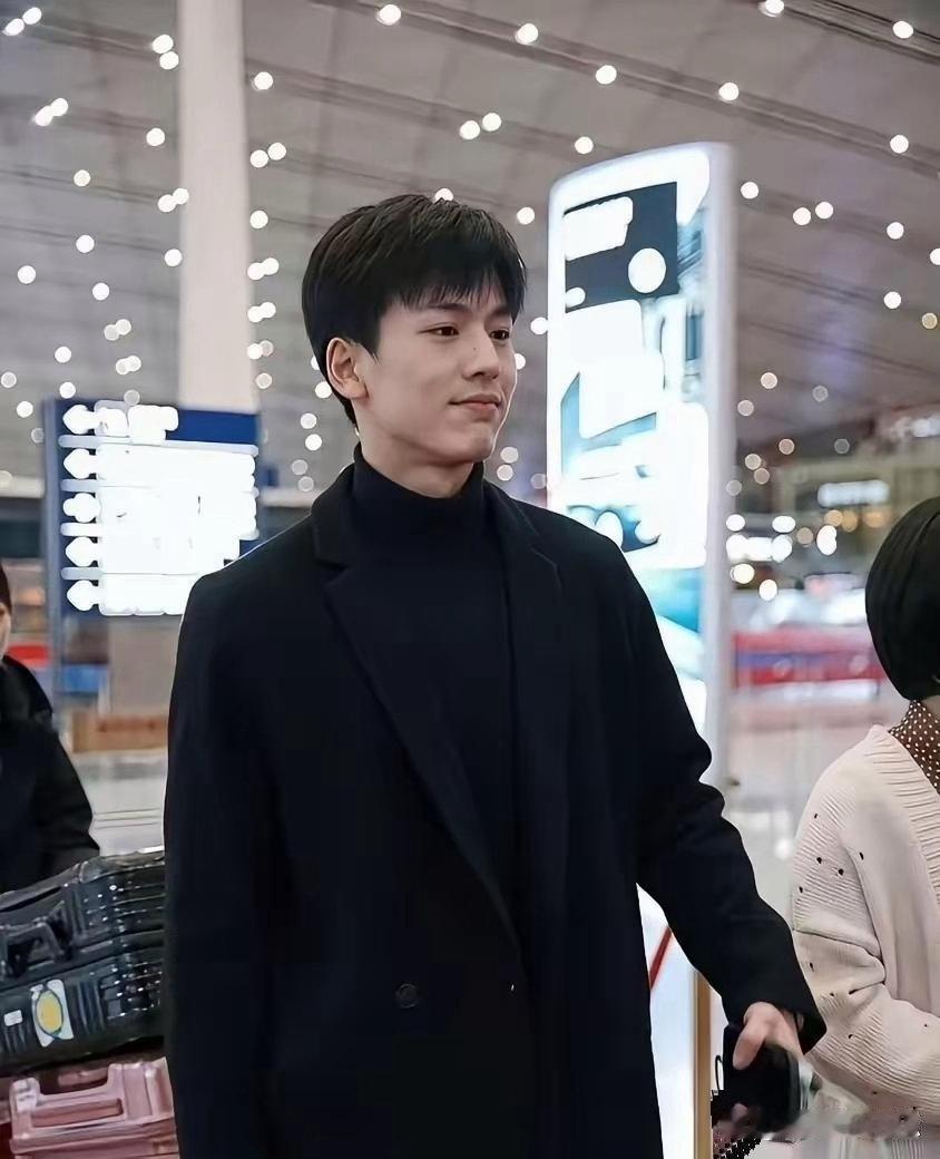 张凌赫未出道前机场照曝光，这颜值跟现在比差区别大不大​​​