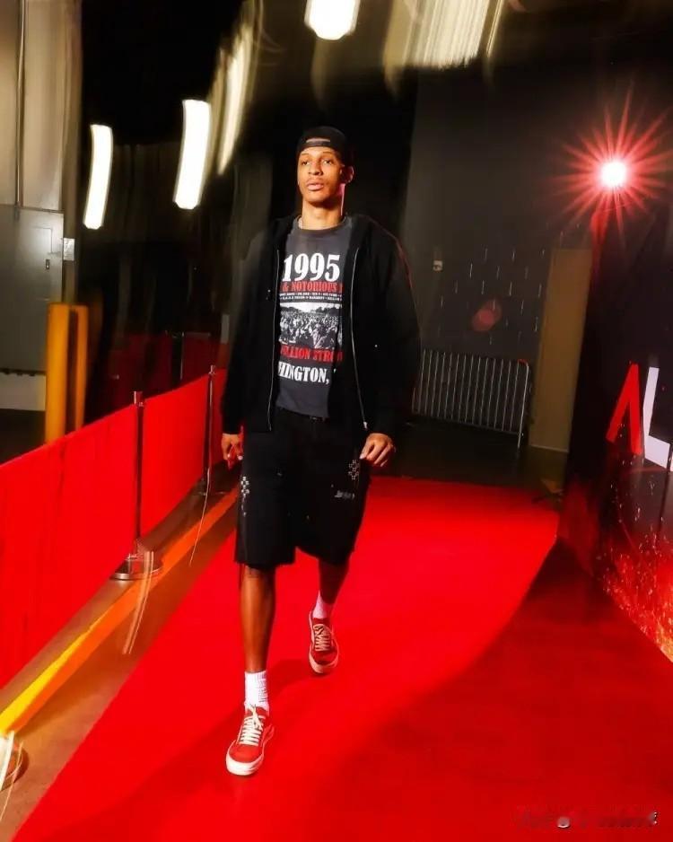 火箭大将小史密斯真是亏大了！尽管今天火箭在客场以106：108输给了尼克斯，但是