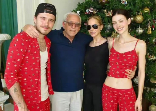 和贝克汉姆基本上断绝父子关系的大儿子布鲁克林，发了自己和岳父岳母的圣诞节全家福。