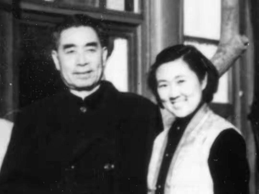 这是周总理和侄女周秉德的真实样貌，都看看吧，照片拍摄于1961年的中南海西花厅。