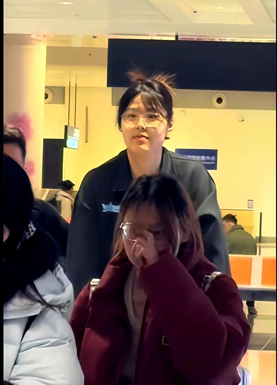 中国女篮85:51大胜的夜晚，最圈粉的是没上场的李月汝。她刚结束美国3对3