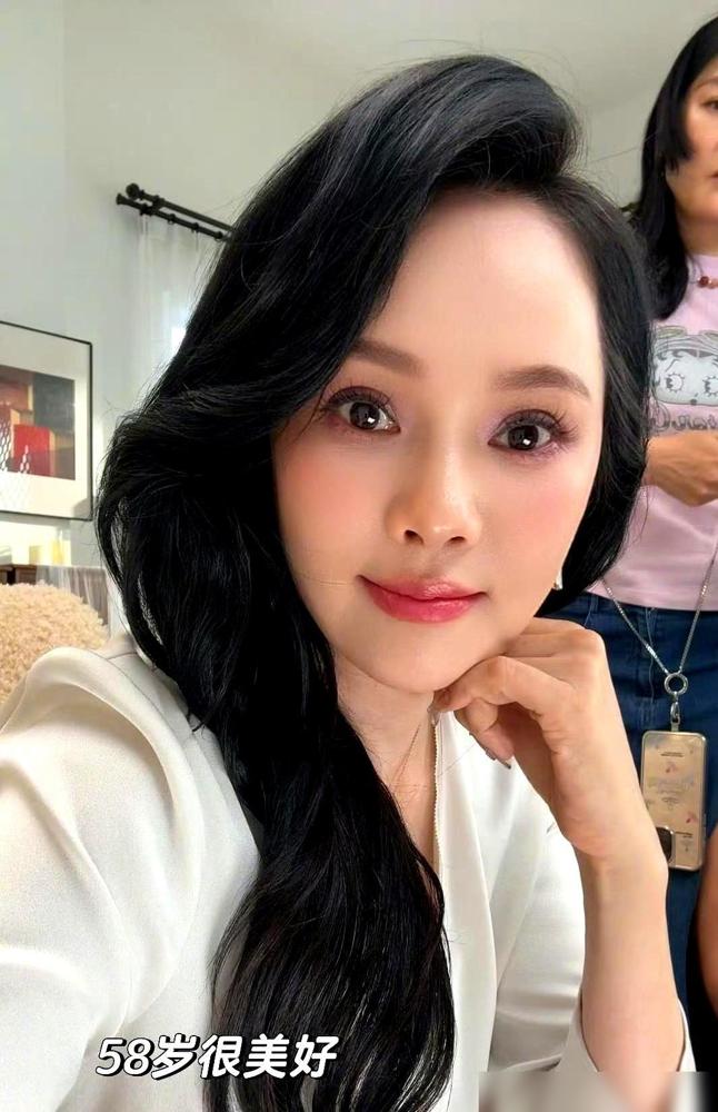 58岁的伊能静，曾把“少女感”刻进骨子里，如今竟亲口承认：我不是少女！多少